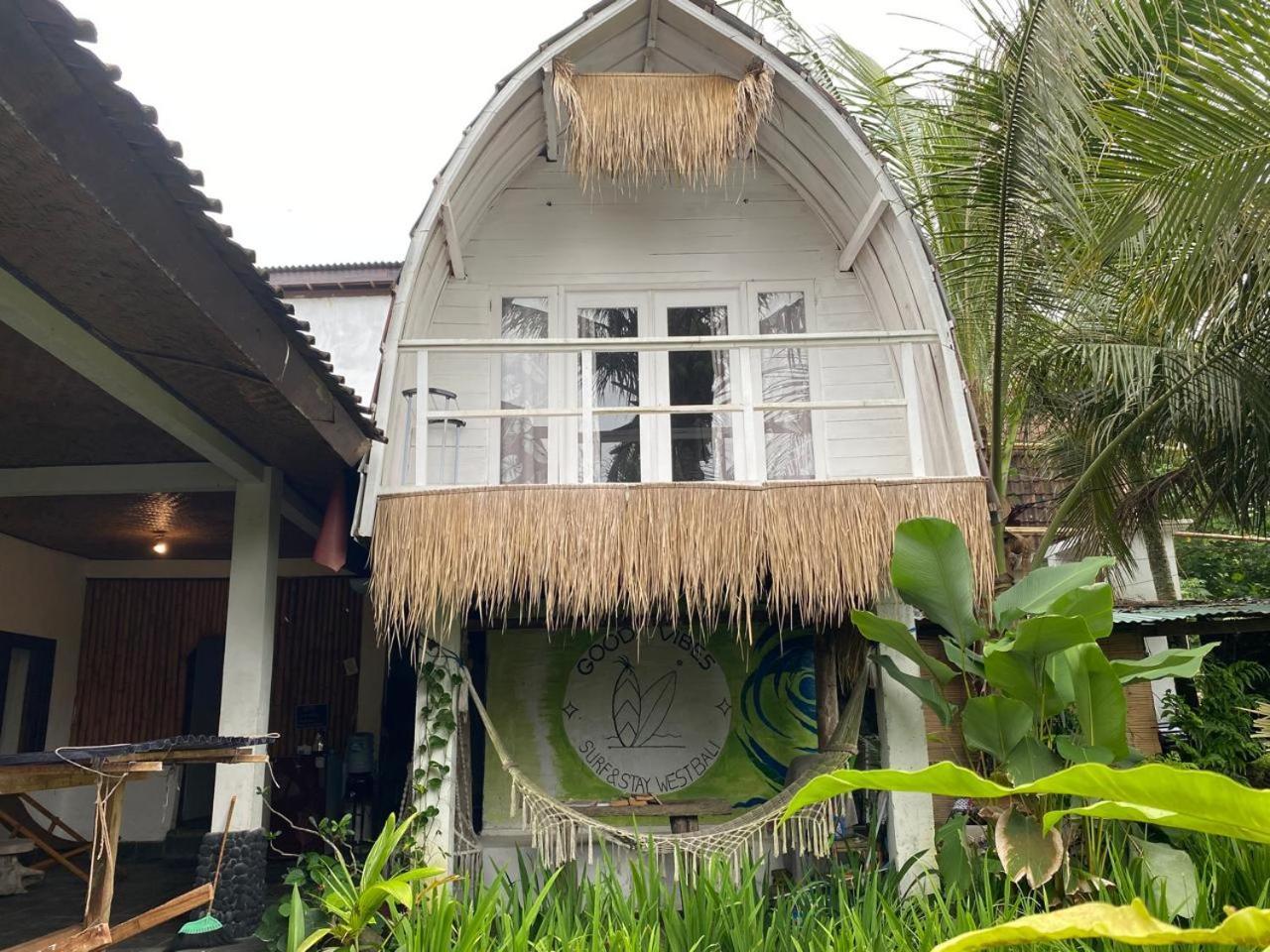 Medewi Good Vibes Stay&Surf Jembrana  ภายนอก รูปภาพ